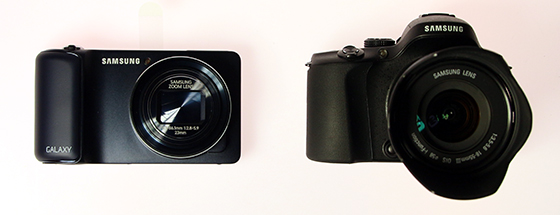 Links de Galaxy Camera, rechts de Samsung NX20