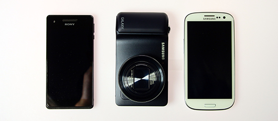 Van links naar rechts: Sony Xperia V, Galaxy Camera en de Galaxy S III