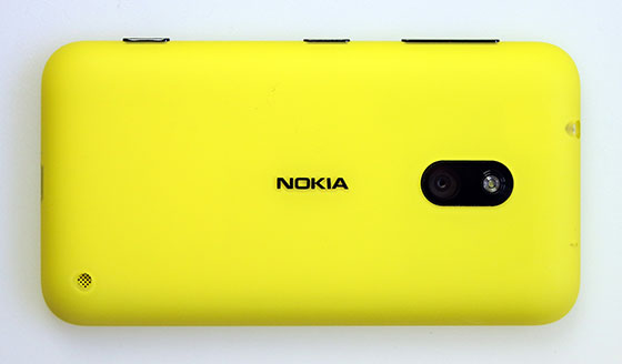 Nokia-Lumia-620-Achterkant