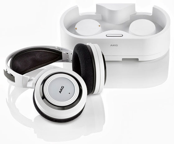 AKG-K935-en-Laadstation