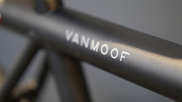 VanMoof logo op fietsframe