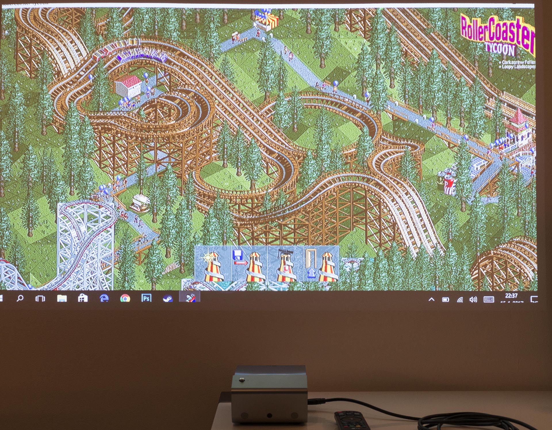 LG Minibeam UST PH450UG RollerCoaster Tycoon projectie