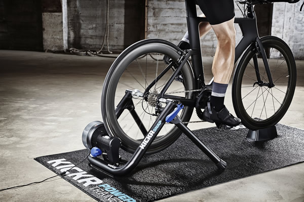 Verschillen indoor fiets, hometrainer en fietstrainer op een rij Verschillen indoor fiets, hometrainer en fietstrainer op een rij