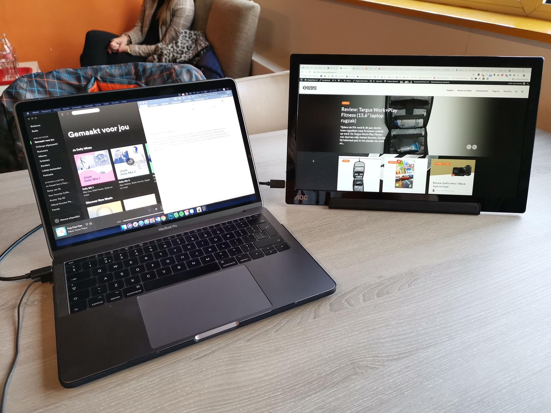 MacBook Pro en AOC I1601FWUX