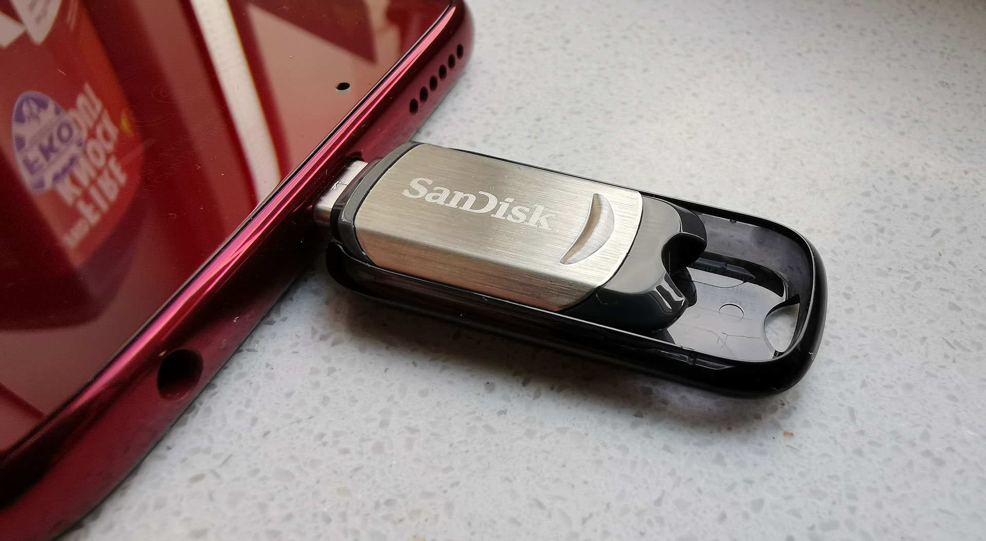SanDisk Ultra USB Type-C Drive 16GB in Motorola Moto G7 Plus