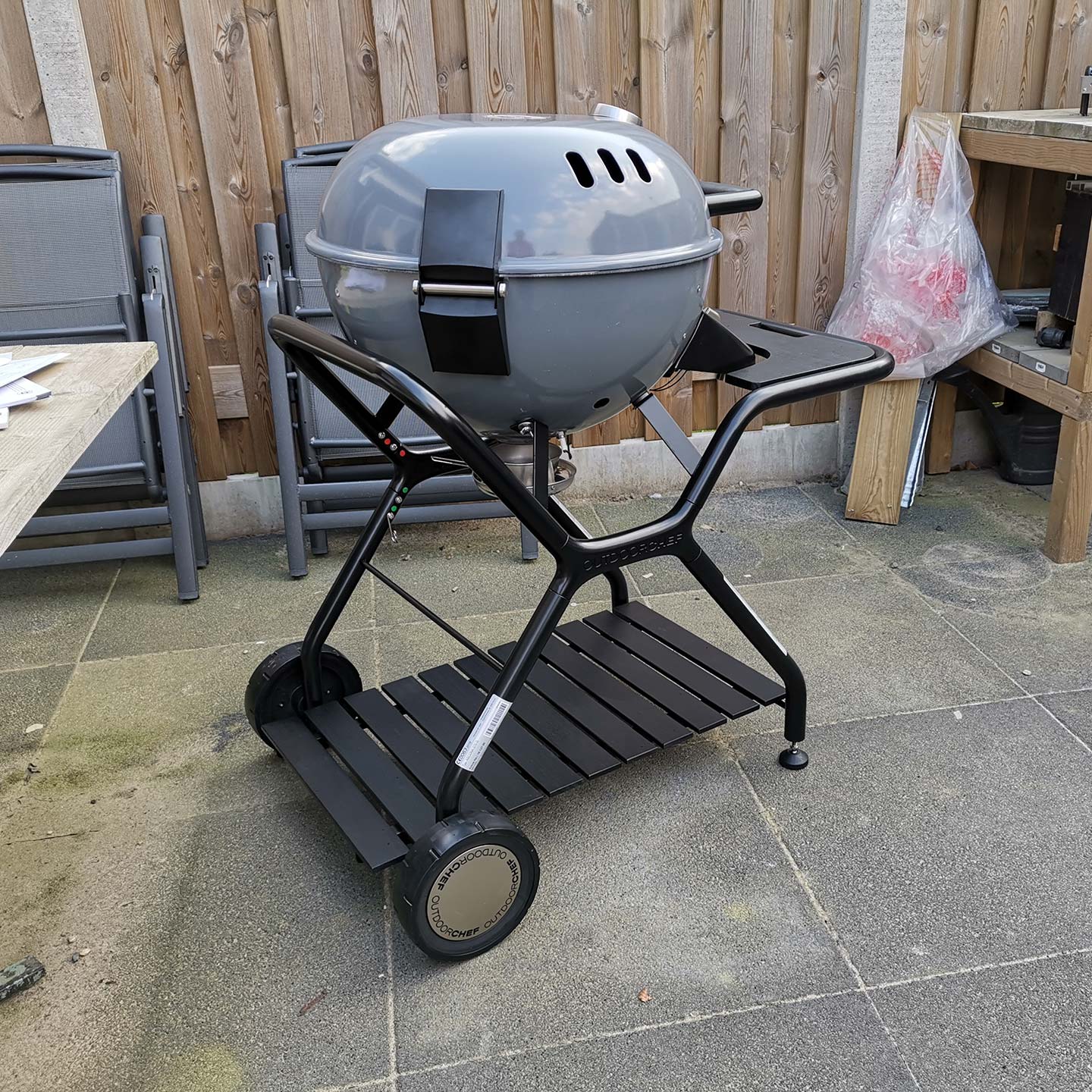 Outdoorchef vs Kamado Joe; wat is de beste bbq? Er zijn diverse mogelijkheden als het gaat om buiten koken. In dit artikel zetten we de kamado Joe en Outdoochef tegenover elkaar, benoemen we de verschillen en overeenkomsten. Zo weet jij precies welke van de twee mogelijkheden het beste bij jou en je manier van koken past!