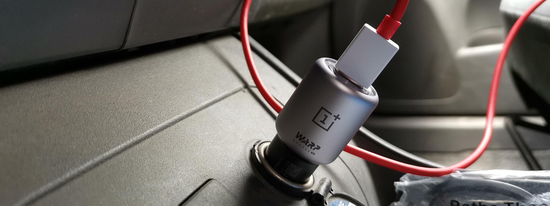 OnePlus Warp Charge 30 Car Charger in de auto