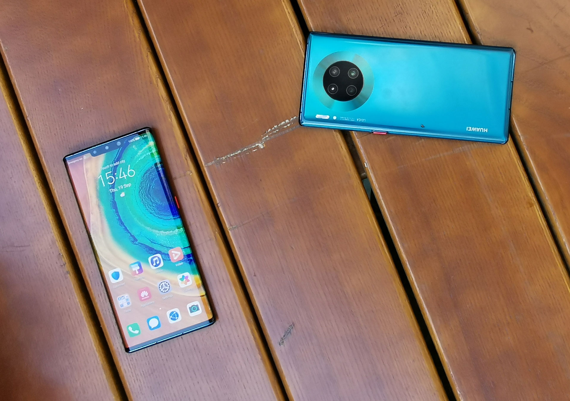 Huawei Mate 30 Pro op tafel