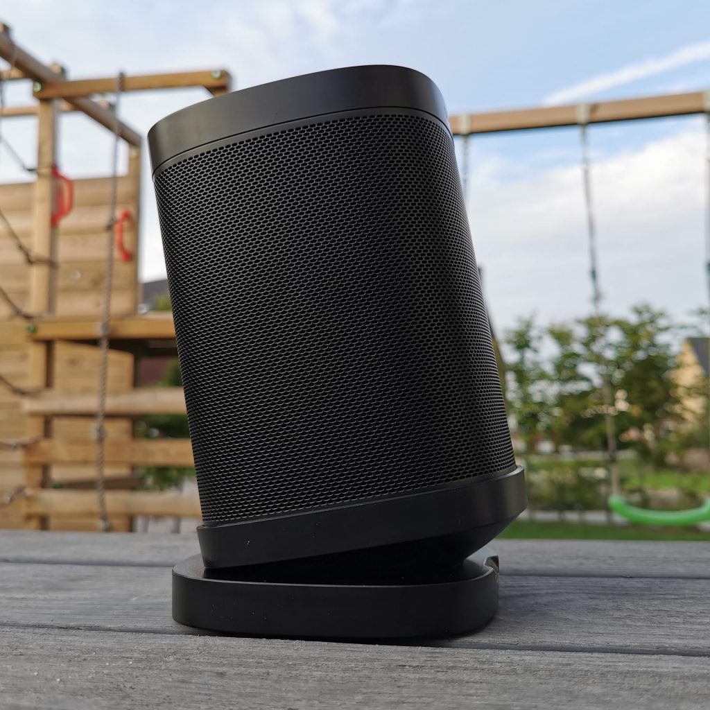 Sonos One op de Vogel's Table-Top Stand for Sonos