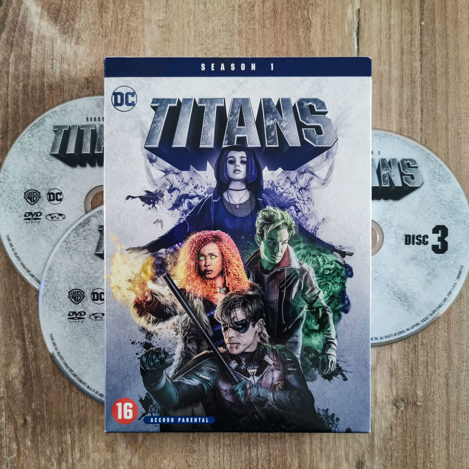 Titans Seizoen 1 op DVD