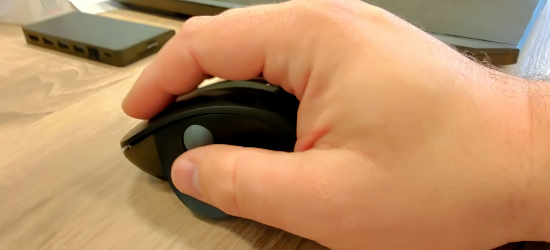 Ewent Ergonomic Mouse EW3151 in de hand