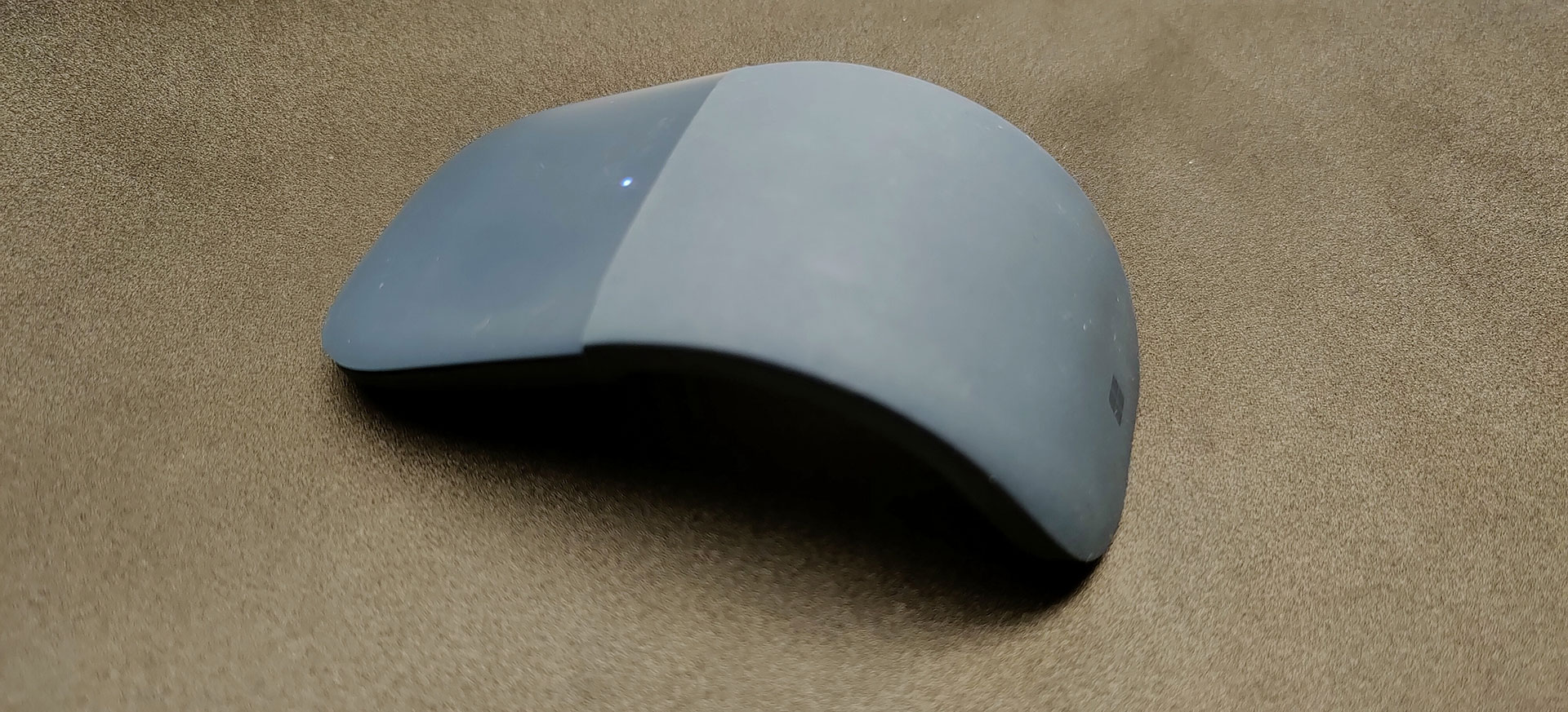 Microsoft Surface Arc Mouse aan