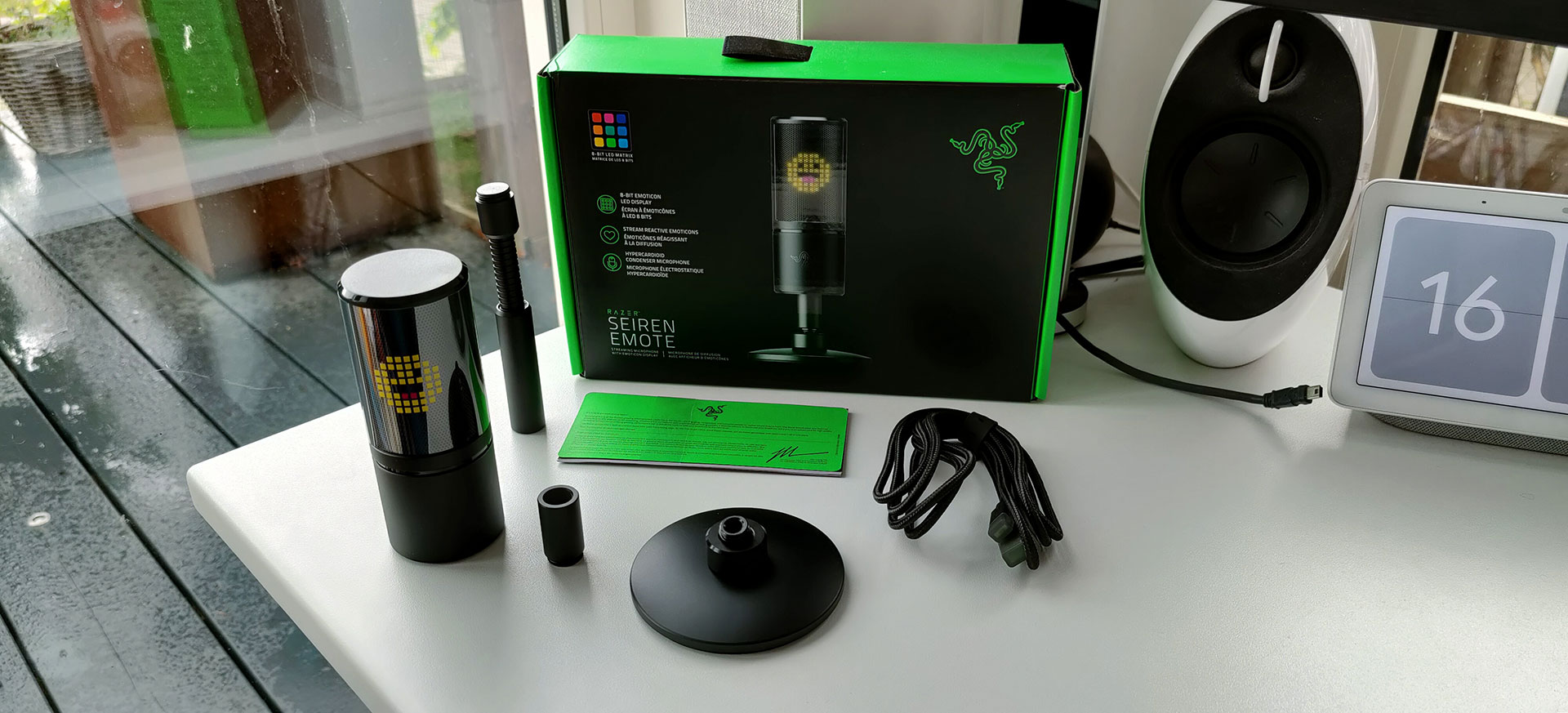 Razer Seiren Emote unboxing