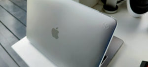 Speck SmartShell for MacBook Pro 13 logo