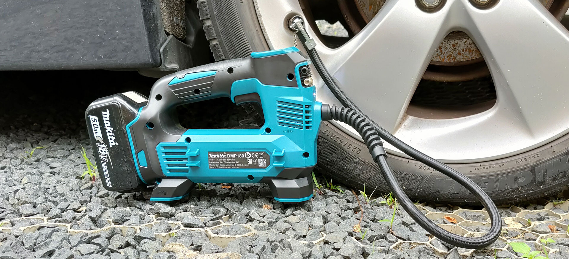 Makita DMP180Z 18v pompt een autoband op