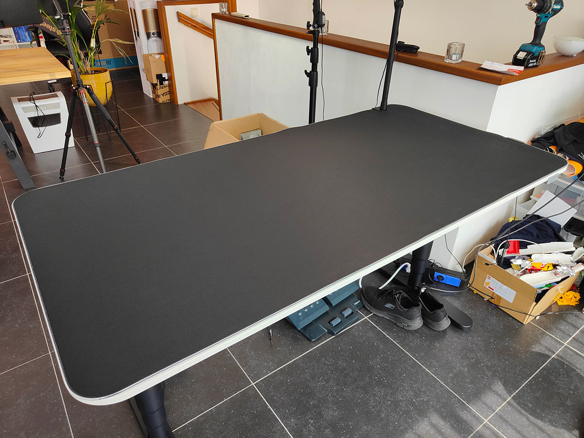 Steelseries QCK Prism Cloth 5XL op een leeg bureau van Ikea