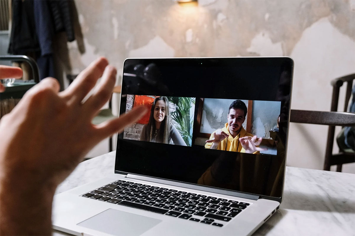 MacBook Pro op witte tafel