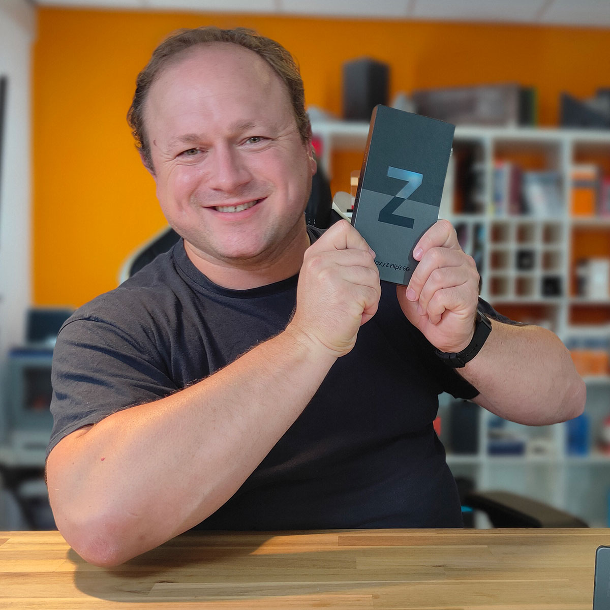 Arjan Olsder met de Samsung Galaxy Z Flip3 5G