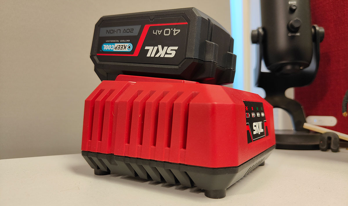 Skil 20V MAX Battery Pack 4.0Ah op de lader