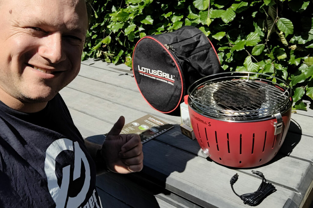 Heer Verandering Rafflesia Arnoldi Review: LotusGrill S (Mini) houtskool BBQ - GadgetGear.nl