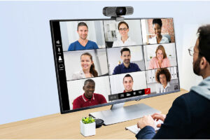 Ausdom AW616 Webcam op monitor