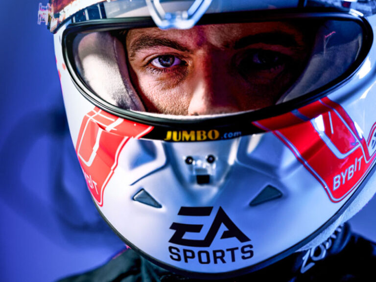 Max Veerstappen met het EA Sports logo op de helm