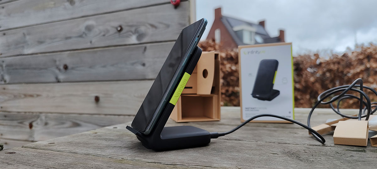 InfinityLab InstantStation Wireless Stand met de OnePlus 10 5G