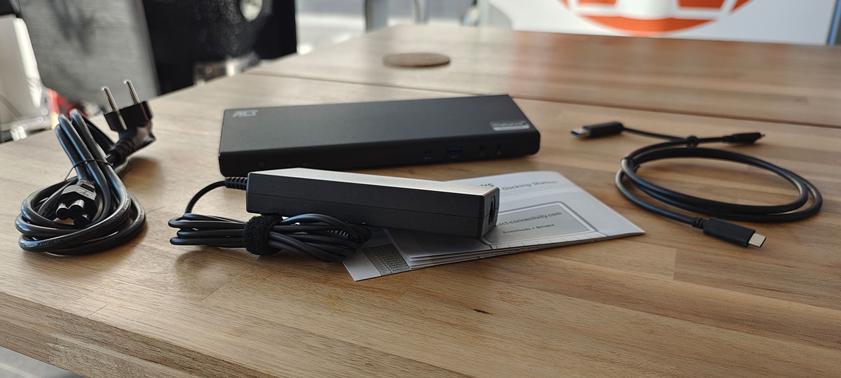 ACT AC7048 USB-C Triple 4K Docking Station Uitgepakt