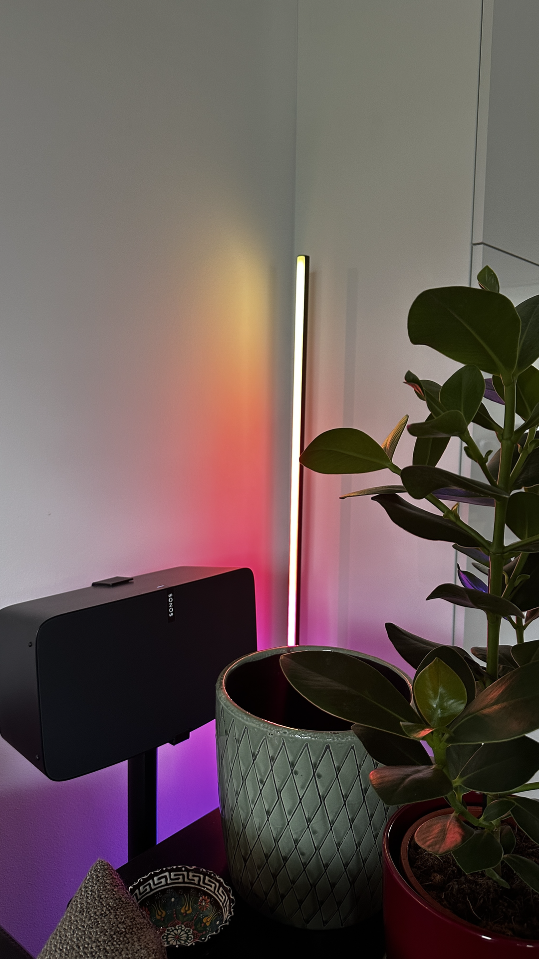 Signe Gradient Review Hue Gradient Signe, de verticale lichtstrip als design lamp ...