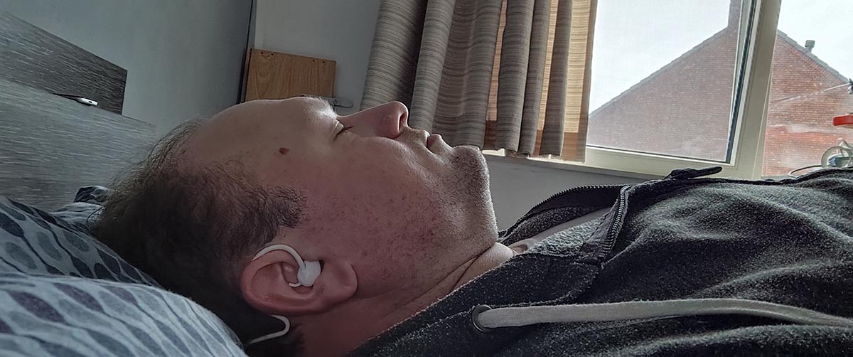 Arjan slaapt met de Philips Sleep Headphones