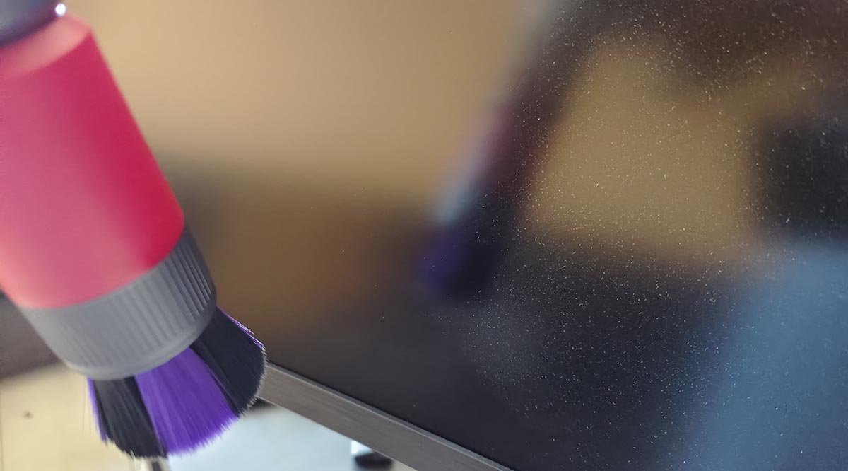 Dyson Krasvrije afstofborstel bij een Philips monitor