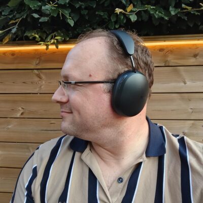 Arjan Olsder met de Sonos Ace