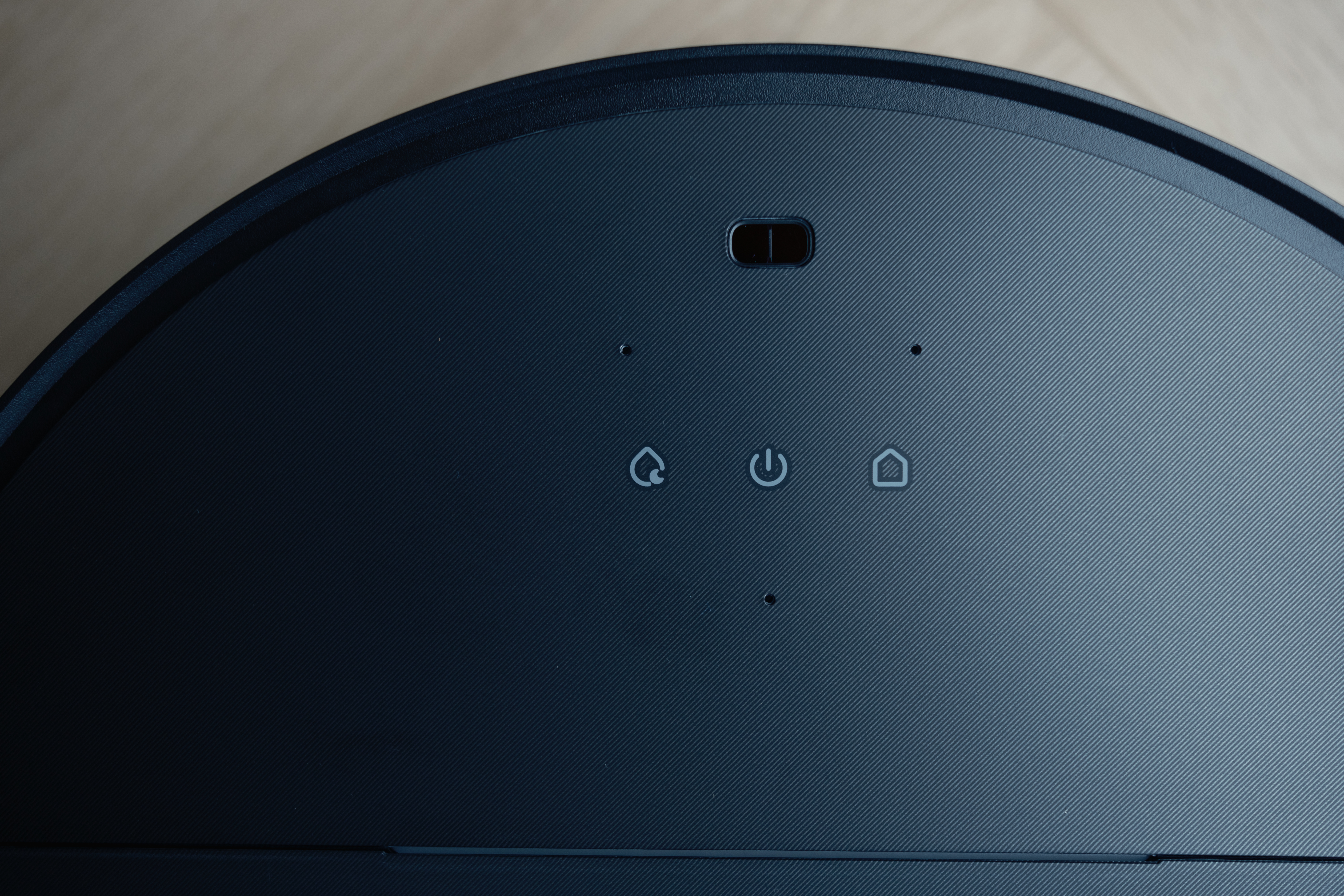 Roborock Saros 10 robotstofzuiger in actie onder laag meubilair