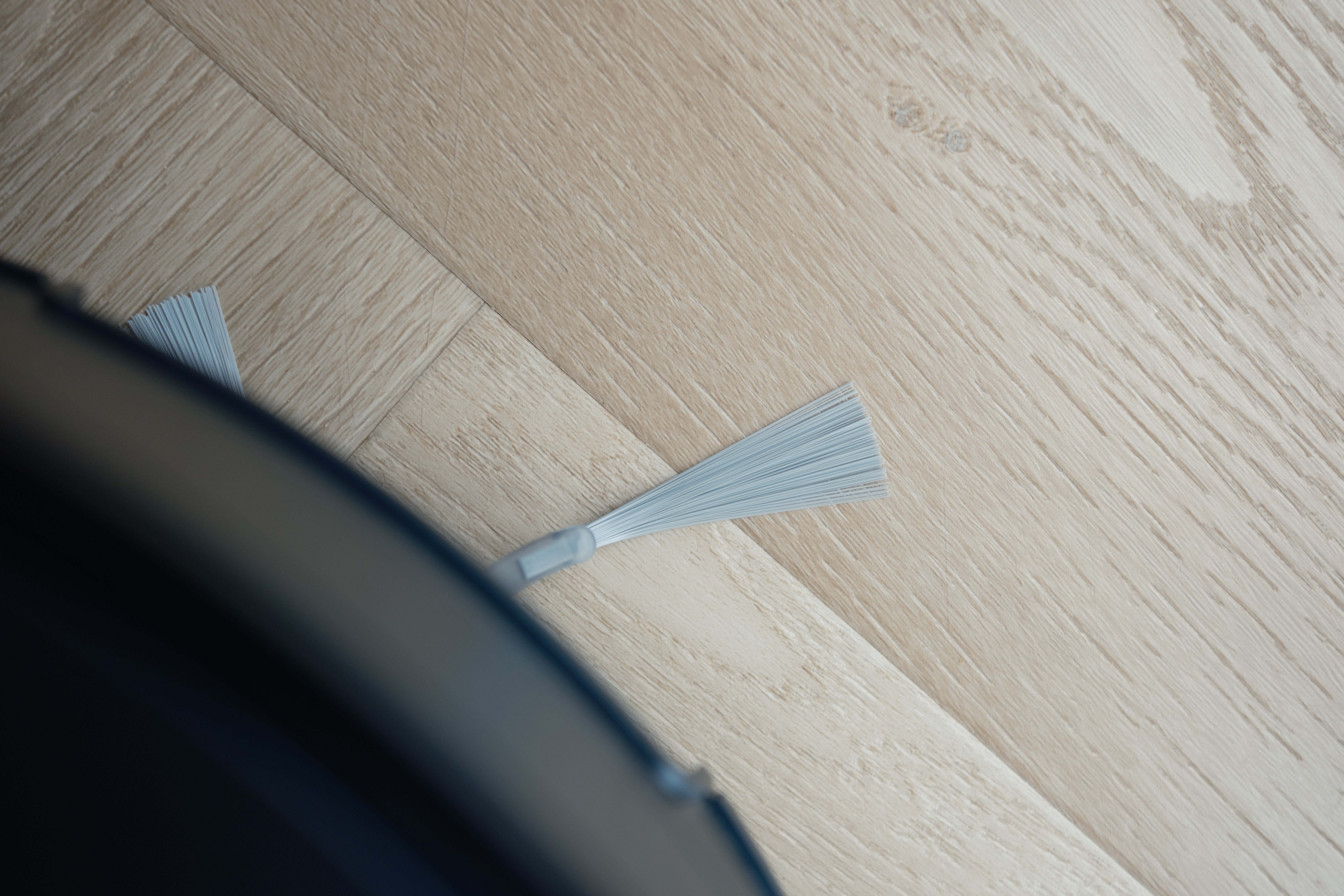 De Roborock Saros 10 reinigt nauwkeurig langs plinten met de edge mop.
