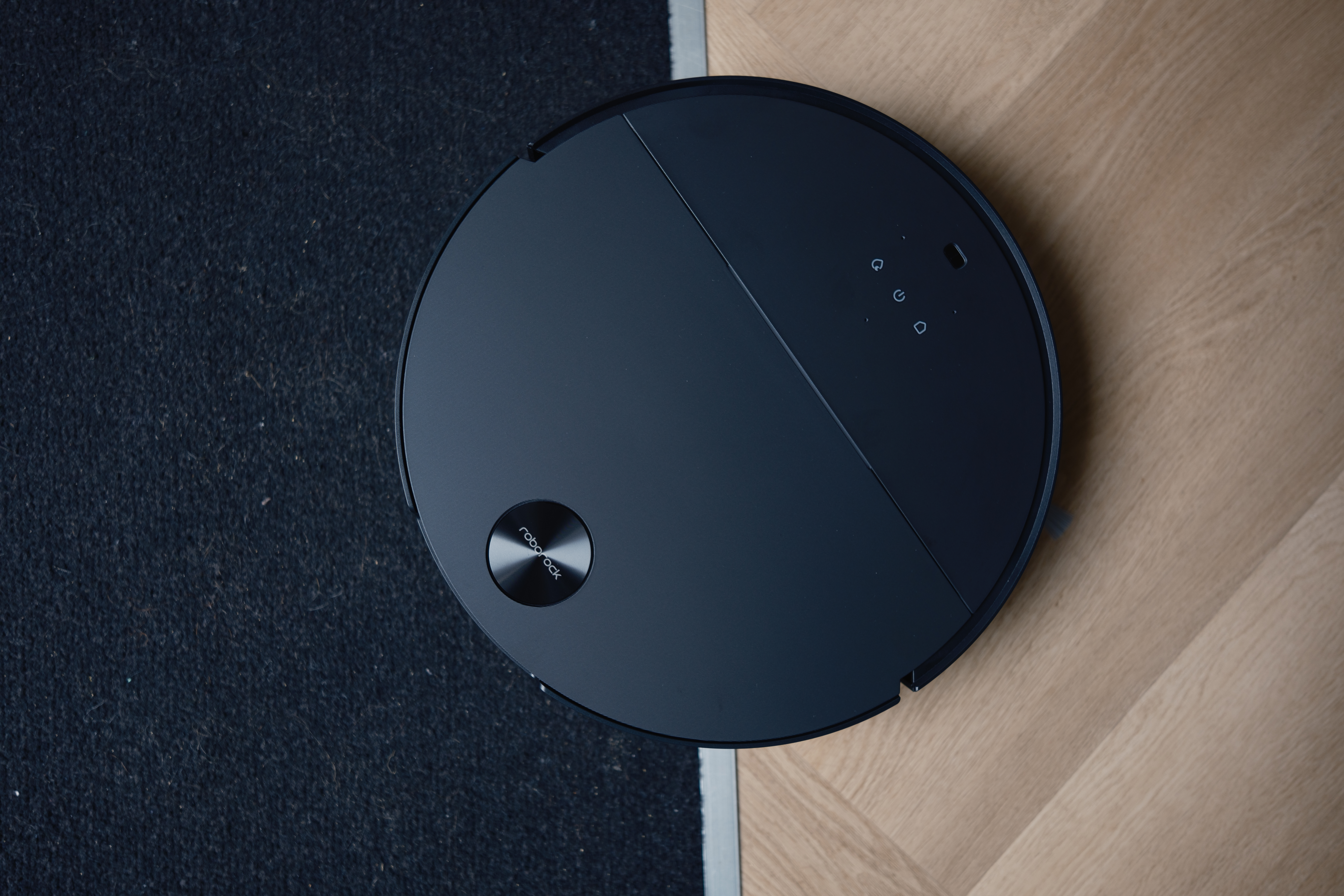 Roborock Saros 10 robotstofzuiger in actie onder laag meubilair