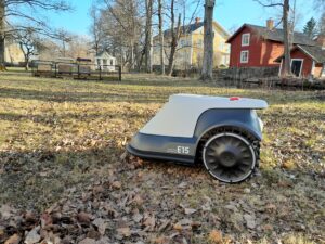 Close-up van het strakke design van de Eufy E15 Robotmaaier