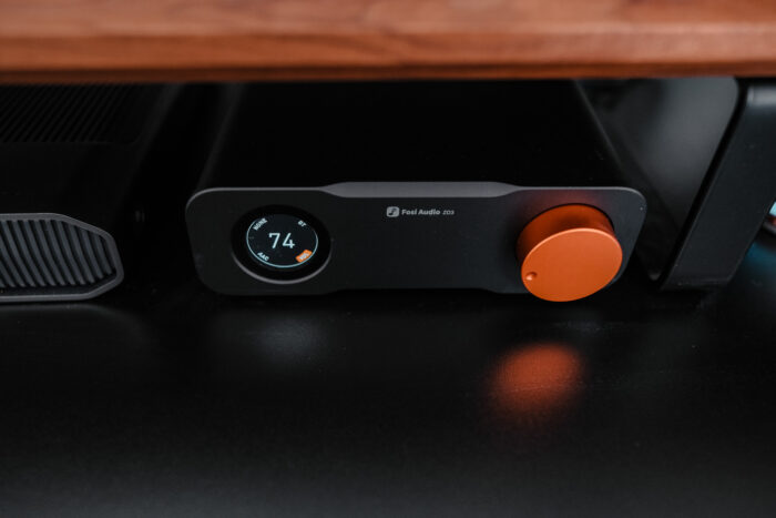 Fosi ZD3 DAC/voorversterker op een bureau met actieve speakers