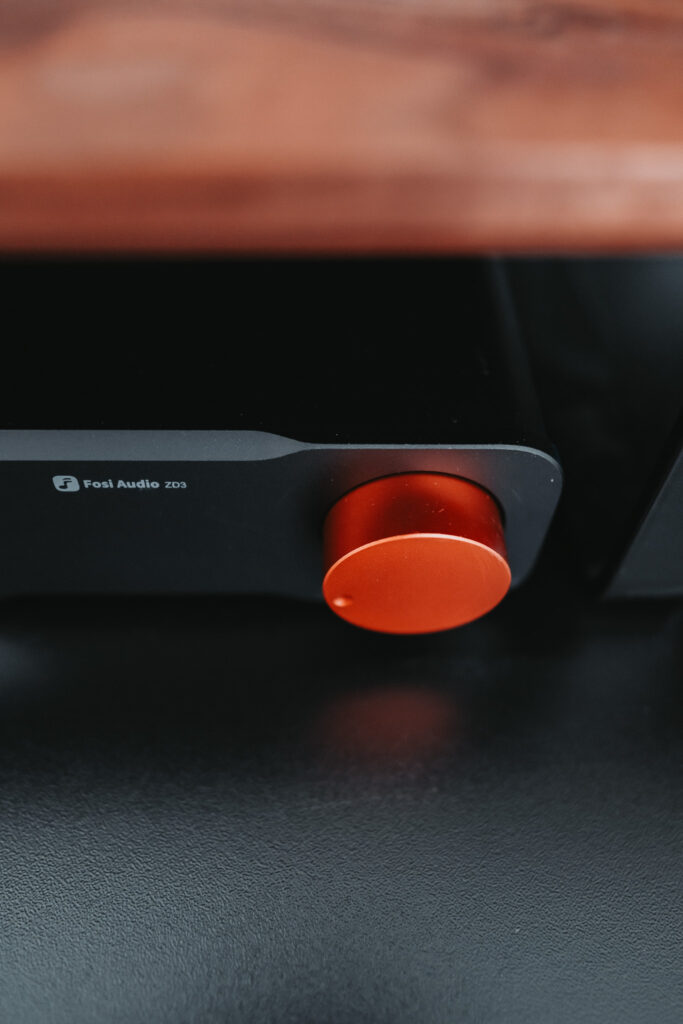 Fosi ZD3 DAC/voorversterker op een bureau met actieve speakers