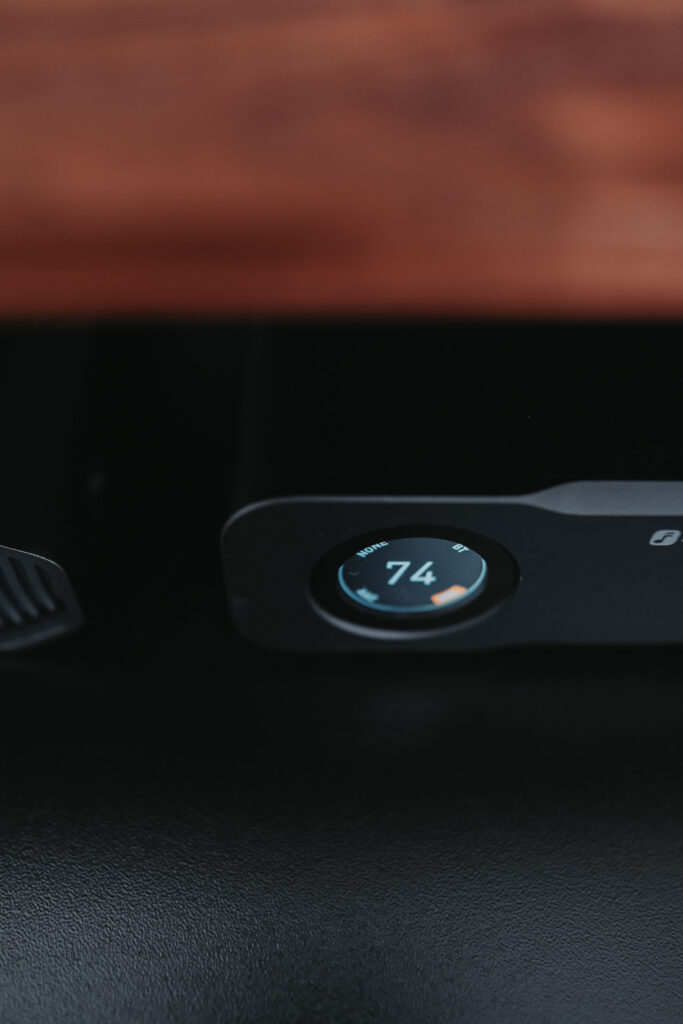 Fosi ZD3 DAC/voorversterker op een bureau met actieve speakers