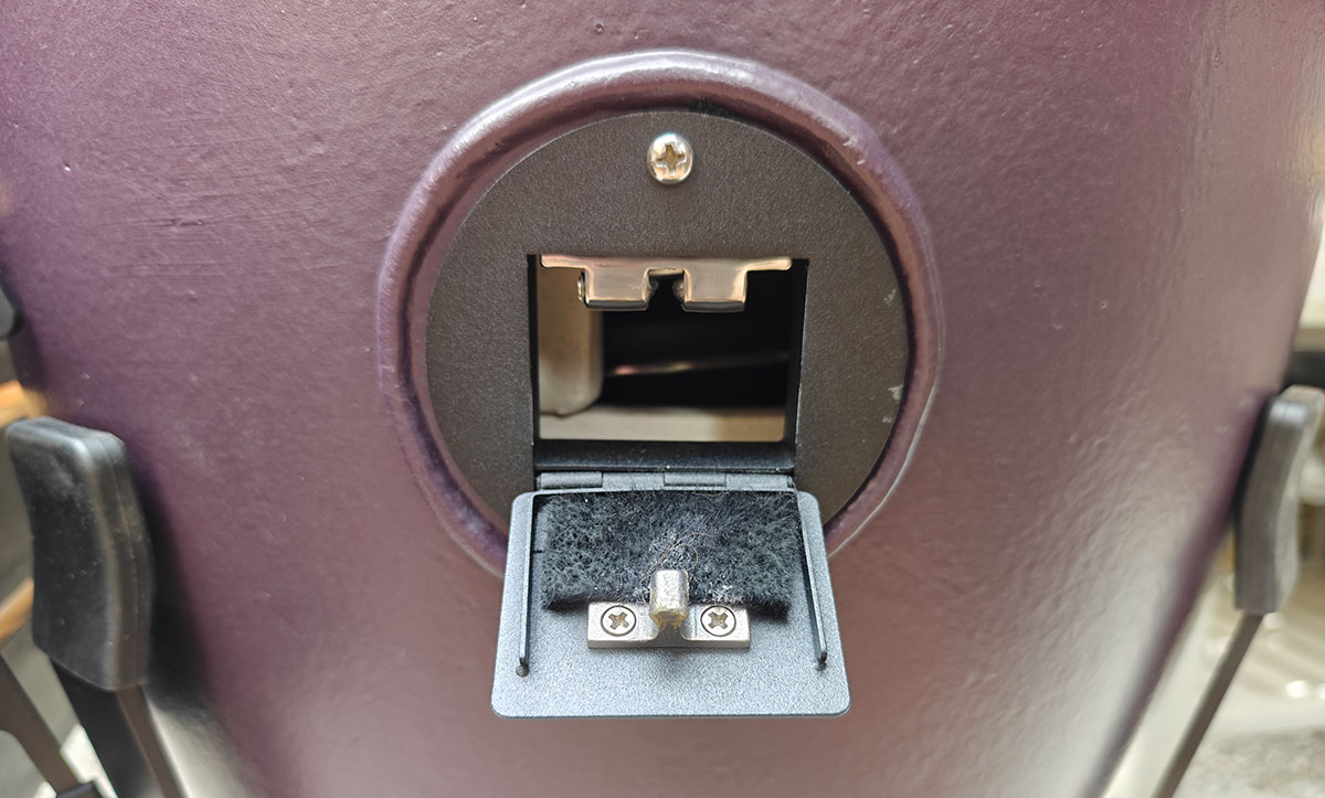 Bosgrill chipfeeder