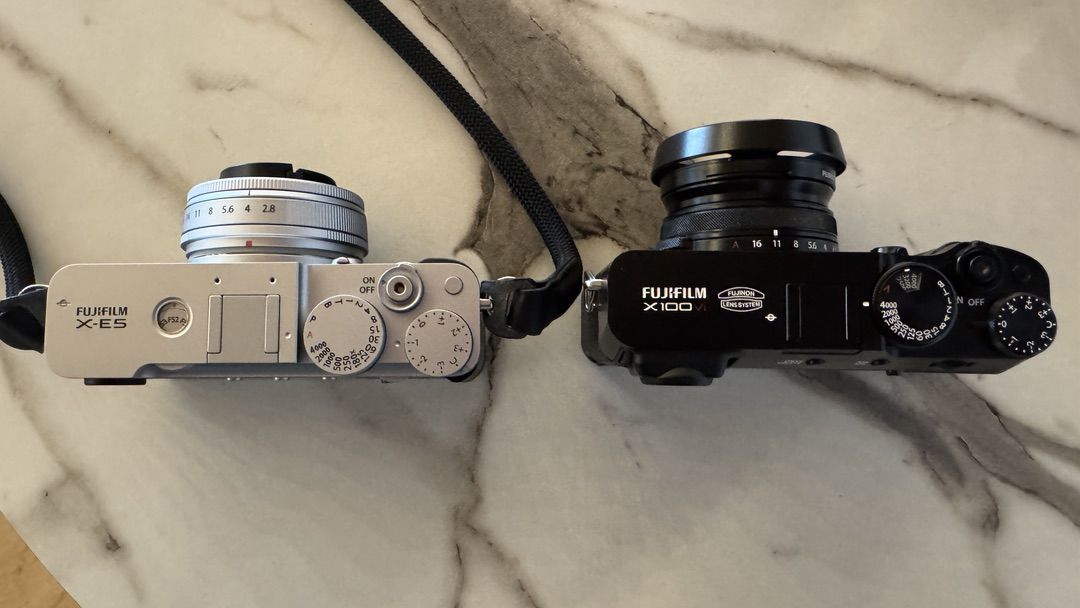 X-E5 naast de Xx100VI