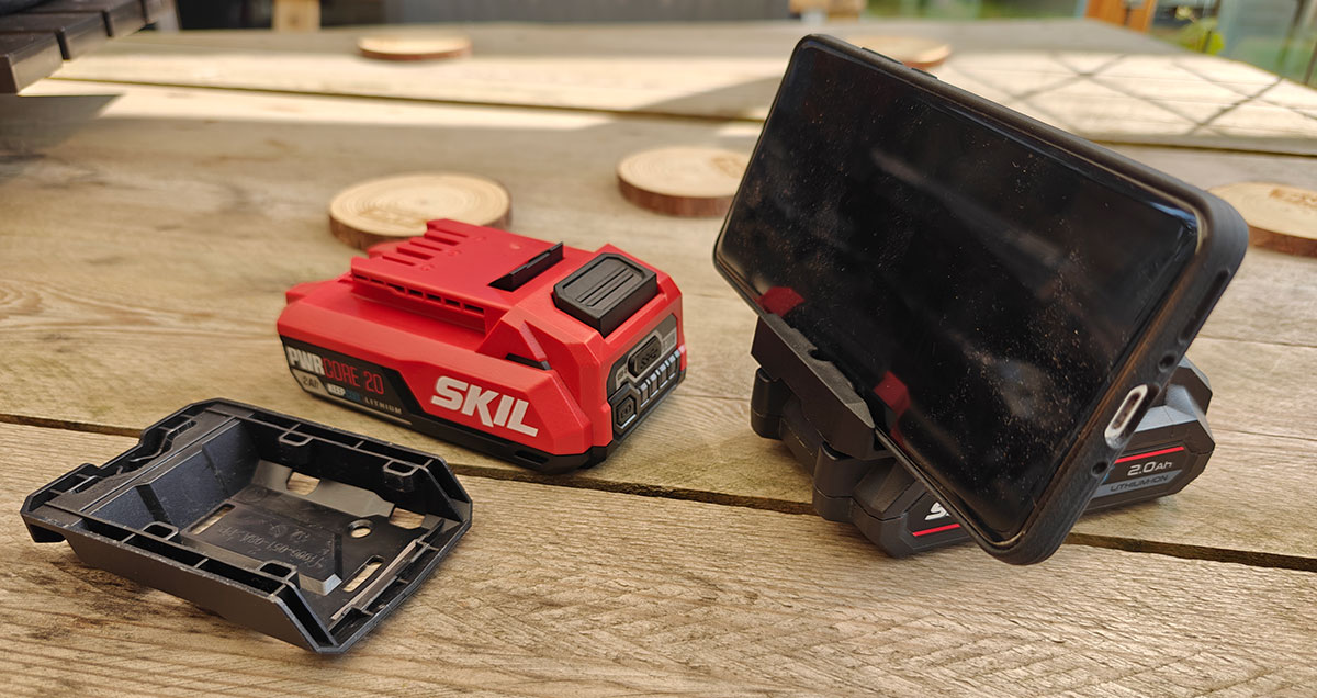 Skil PWRCORE20 batterij als telefoonstandaard