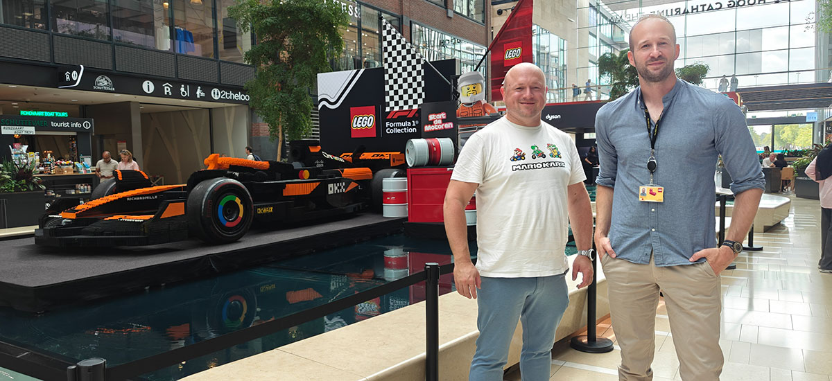 Arjan Olsder en Vincent Andries voor de McLaren F1 wagen van LEGO