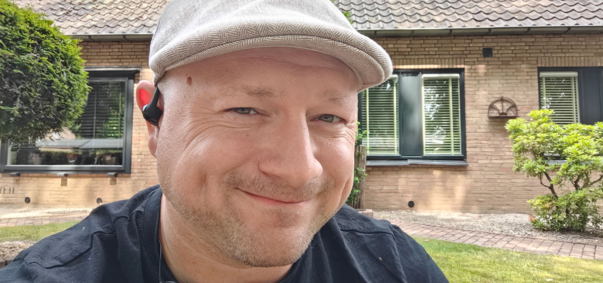 Arjan draagt de Shokz OpenFit 2 Plus