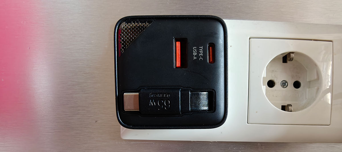 iS GaN Wall Charger in de muur