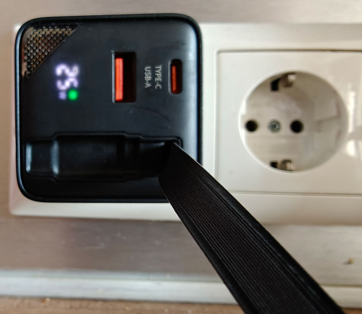 iS GaN Wall Charger met kabel eruit