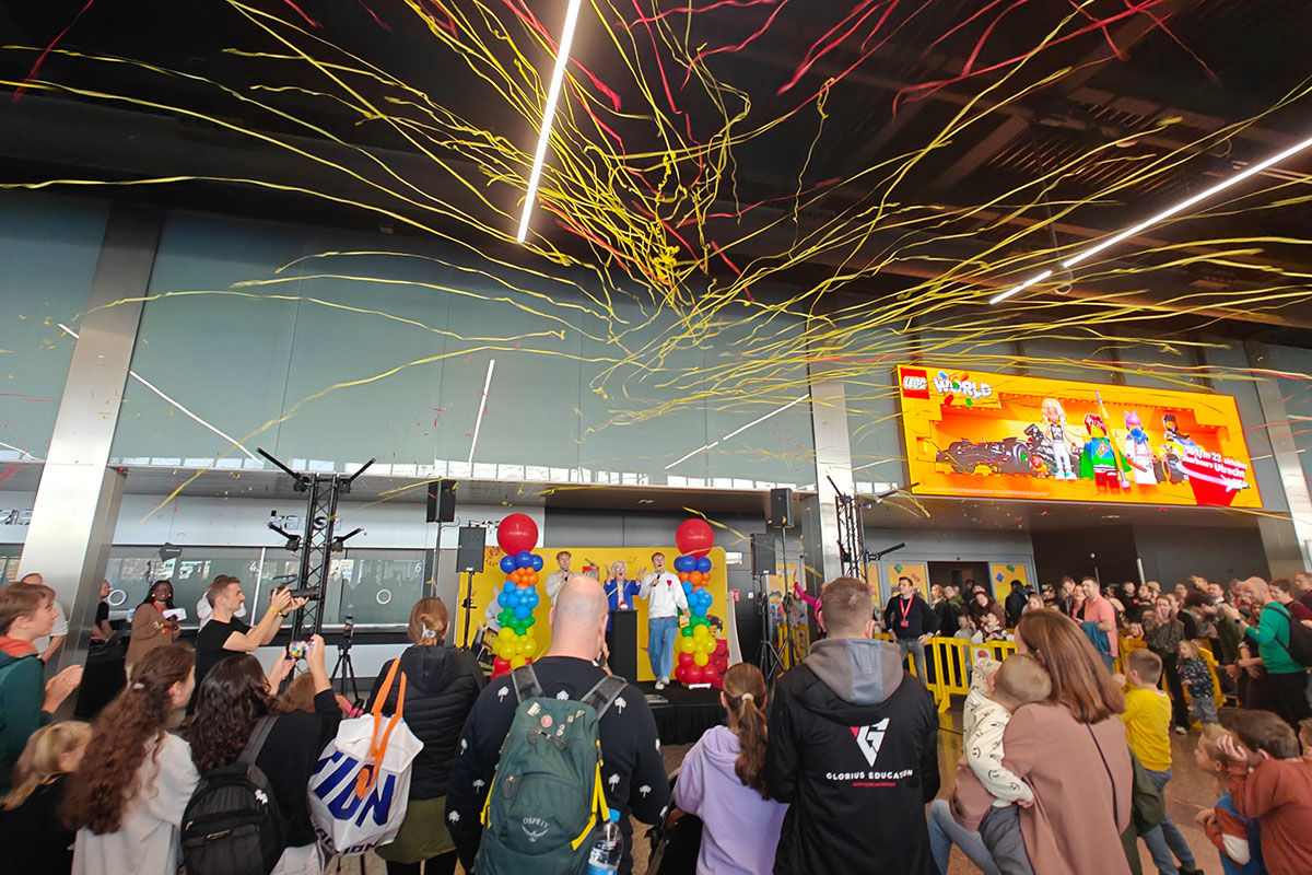 Quin en Aaron Bezemer openen LEGO World 2025 met confetti