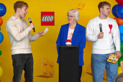 Quin en Aaron Bezemer openen LEGO World 2025 met hun oma