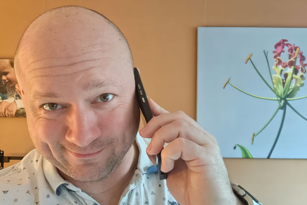 Arjan Olsder aan het bellen