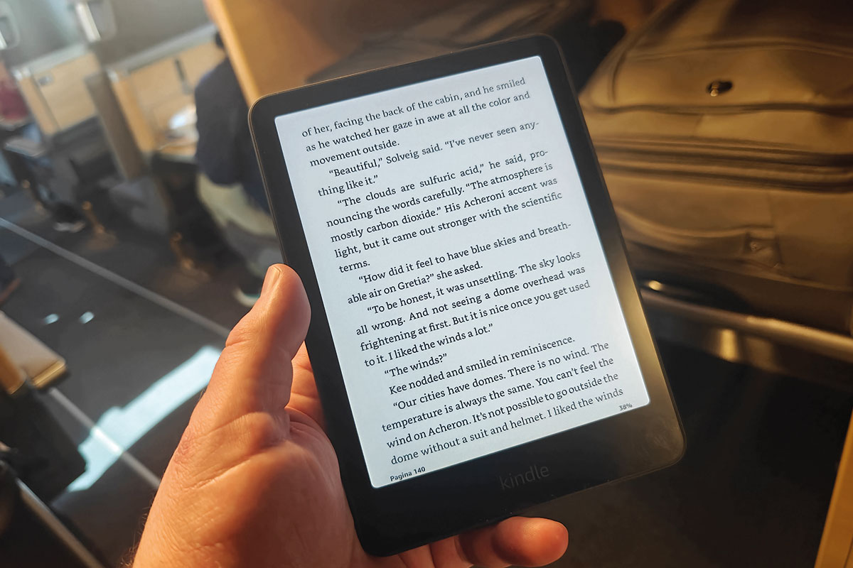 Amazon Kindle Colorsoft Signature Edition 2024 in de ICE trein